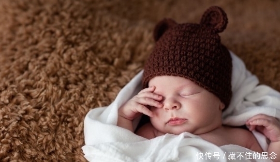 新生儿|出生才10天的宝宝会翻身,妈妈夸很聪明,奶奶看后急了:快送医院