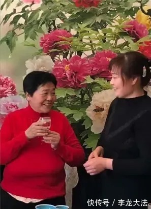 天赐|山东67岁老妇怀孕,儿女表示要断绝关系,2年后,老妇带娃直播