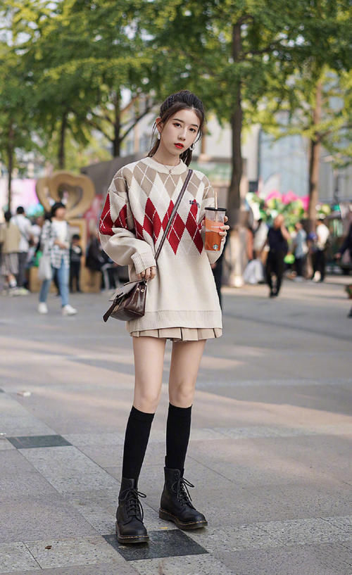 裙子下面别配小白鞋，现流行“马丁靴＋裙子”，又美又飒，真时髦