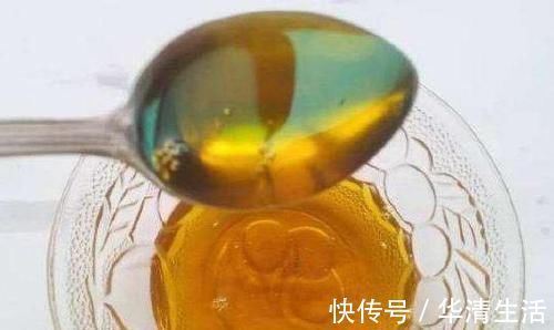 君子兰喜欢1种肥,盆土里挖洞埋一点,叶子比花美!