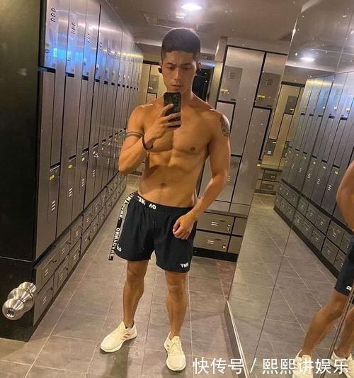 臂肌|痞帅纹身男的肌肉真扎实,胸肌、腹肌、臂肌好精壮,人鱼线很性感