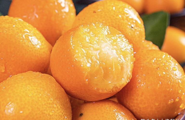 砂糖橘|冬季,有6种“时令水果”放开吃,应季新鲜维C多,走俏市场正便宜