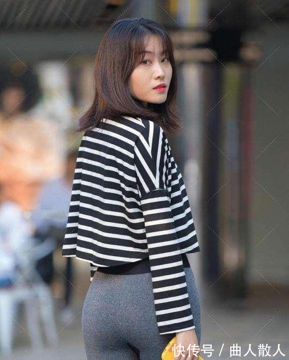 搭配 深色打底裤搭配花色上衣,变身“小细腿”,打造随性休闲风!
