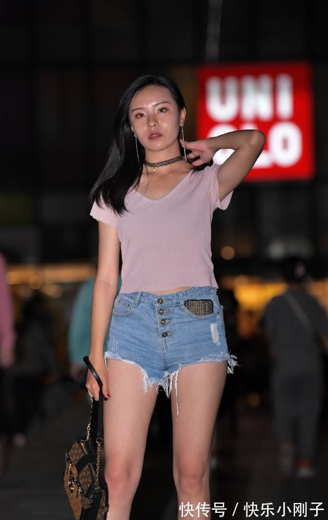 高端大气上档次 蓝色牛仔热裤搭配淡色短袖,美丽大方,休闲又不失女人味