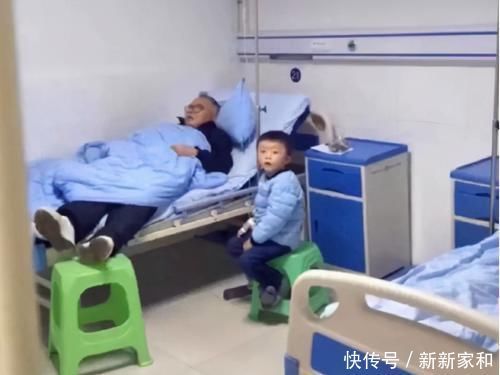 爷爷陪孙子打点滴，自己“霸占”床位睡得香甜，孩子表情很茫然