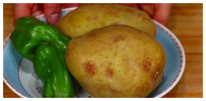 土豆不炒土豆丝了,教你一个秘制做法,下饭解馋,待客倍有面子