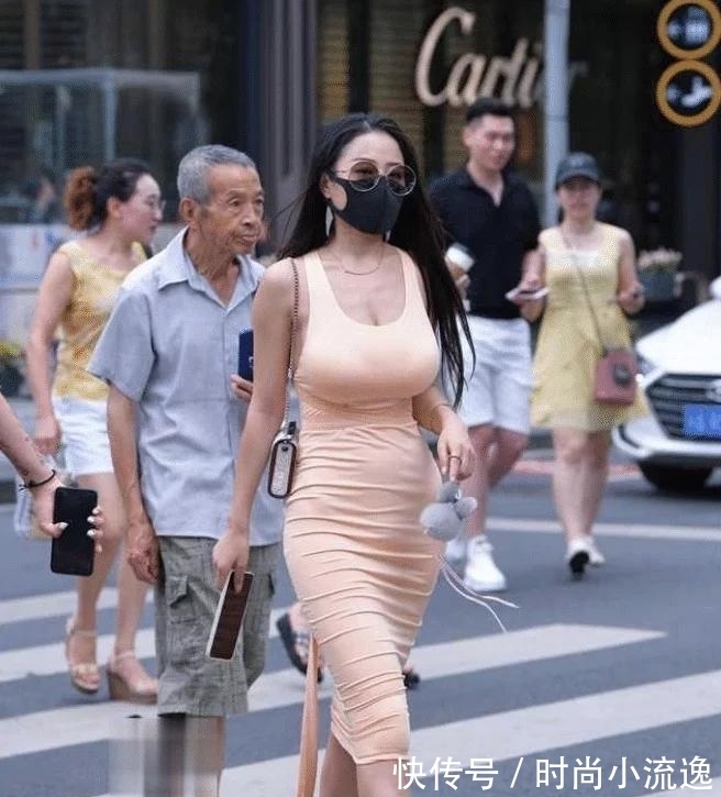 极品|姑娘新买的衣服，色彩很鲜艳，但整体造型算得上极品吧？