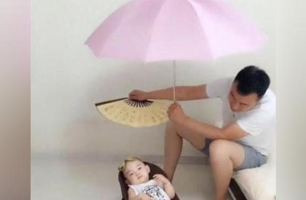 妈妈|爸爸出差回来,被妈妈安排照看宝宝,父子俩相处的画面把妈妈笑翻