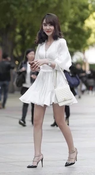 脚踩|气质冷艳的长发美女,身穿镂空裙,尽显匀称挺拔的好身材