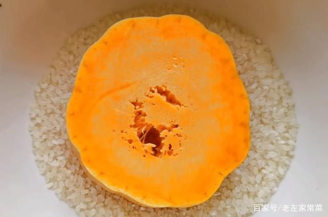 秋天的南瓜这样吃,加一碗大米,不蒸不煮,柔软多层,营养又解馋