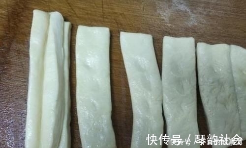 炸油条加酵母是大错特错，用这个配方，包你炸出又香又脆的大油条