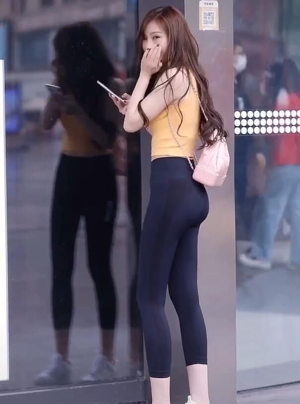 形体感|妹子喜欢运动,瑜伽裤外穿,将紧身的美进行到底