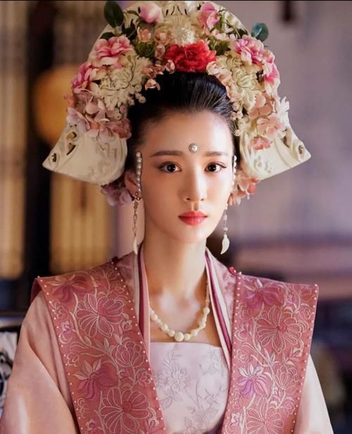 当珠宝贴在脸上，是现代的时尚，还是古代的典雅