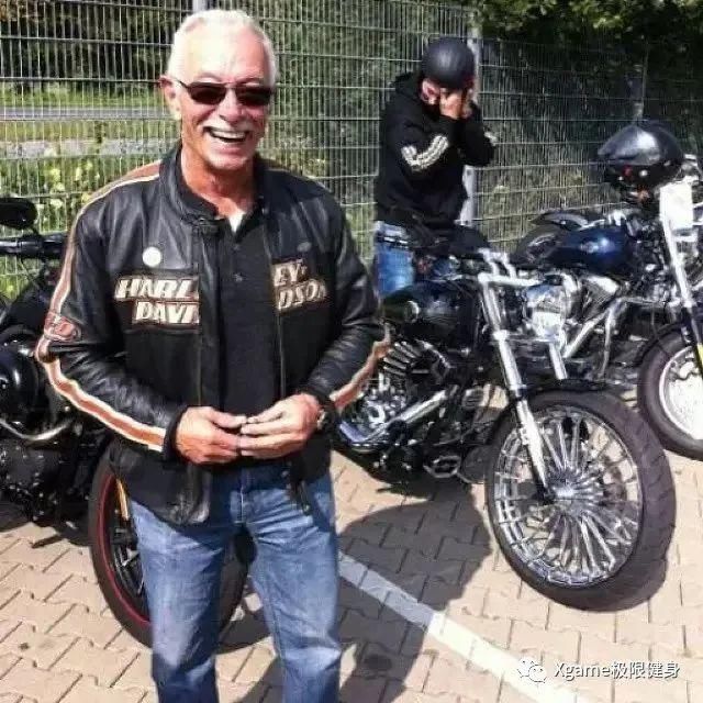 爷爷|76岁肌肉爷爷人老魅力大身边美女如云,还带小情人健身