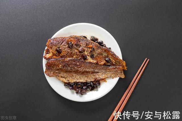 拿手好菜不私藏，这道超美味的焖酥鱼，酥脆到骨头都能吃，特下饭