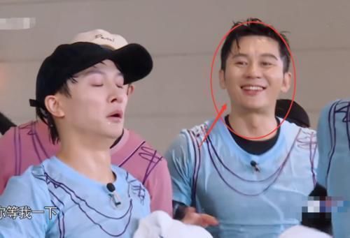 反应|周深急着找隐形眼镜,谁注意李晨的反应跑男老粉寒心了