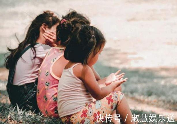 性别意识|女孩“衣不蔽体”逛超市,妈妈全然无视周围的眼光,网友真荒谬