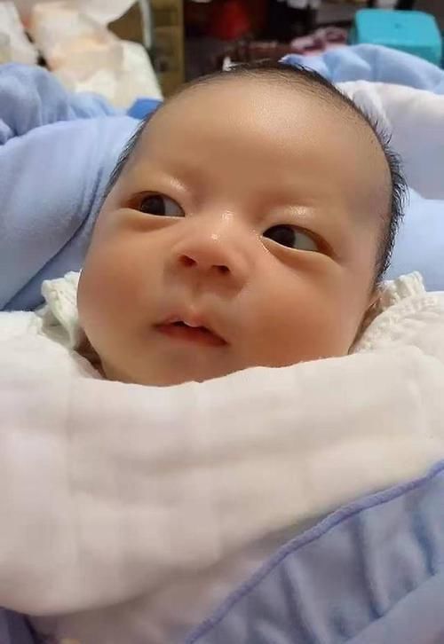 宝妈|宝妈与宝宝“互相伤害”,比谁能熬夜,宝宝横眉冷对的样子萌翻了