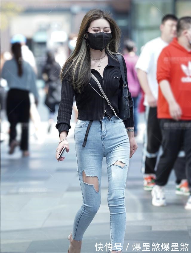 小姐姐 一款黑色的长袖针织衫配破洞牛仔裤,穿出了简约又显个性的美!