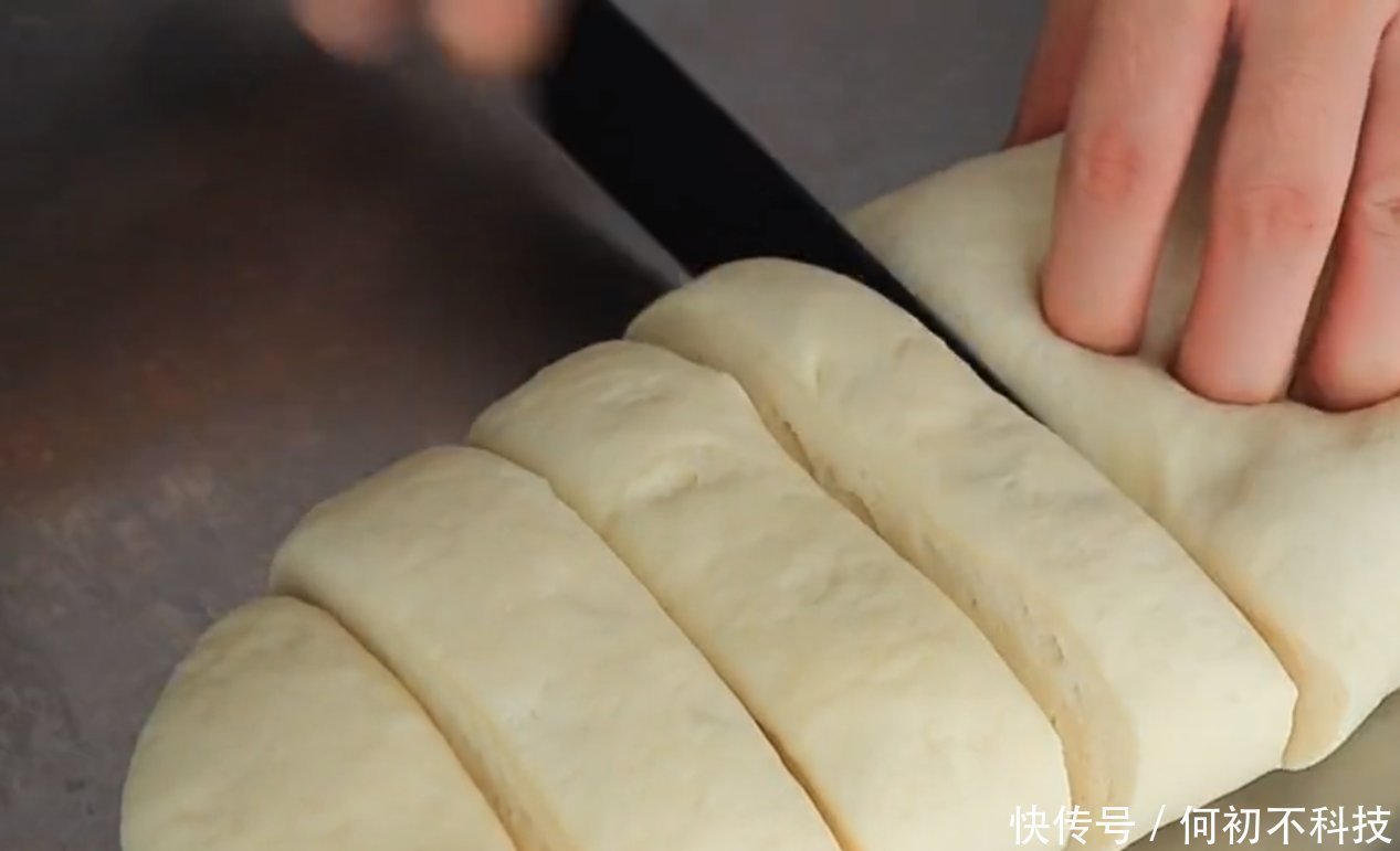 搅拌均匀|想吃披萨不用出去买,自己在家做,15块钱成本,做一次吃半月不坏