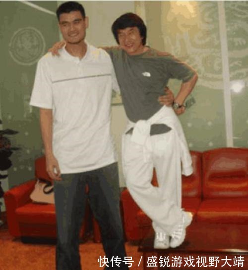 男演员|男演员站在拖车上与刘晏含拍戏!如何消除身高差距,成龙给出答案