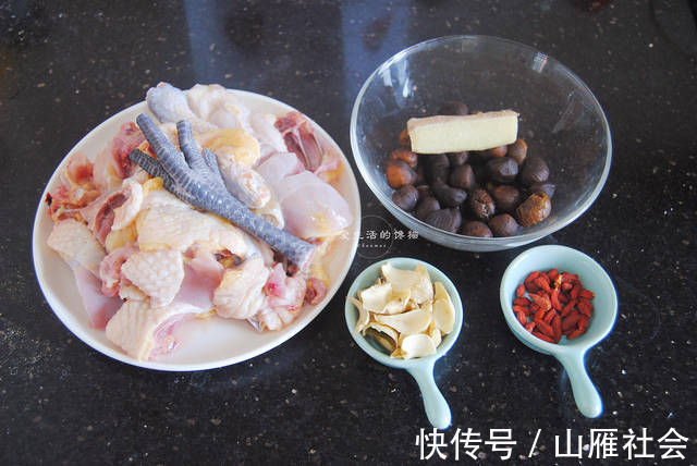 米酒|炖鸡汤时,不要直接下锅炖,多加这一步,鸡汤鲜味十足,好喝不腻