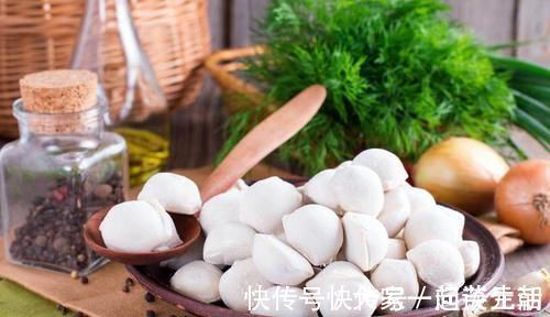 速冻水饺|煮水饺有2个“坑”,用正确的方法煮饺子,煮的饺子不粘也不破皮