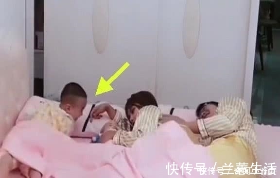 妈妈|以为小宝宝睡着了，爸爸想搂着妈妈，结果差点没被兔崽子气死！