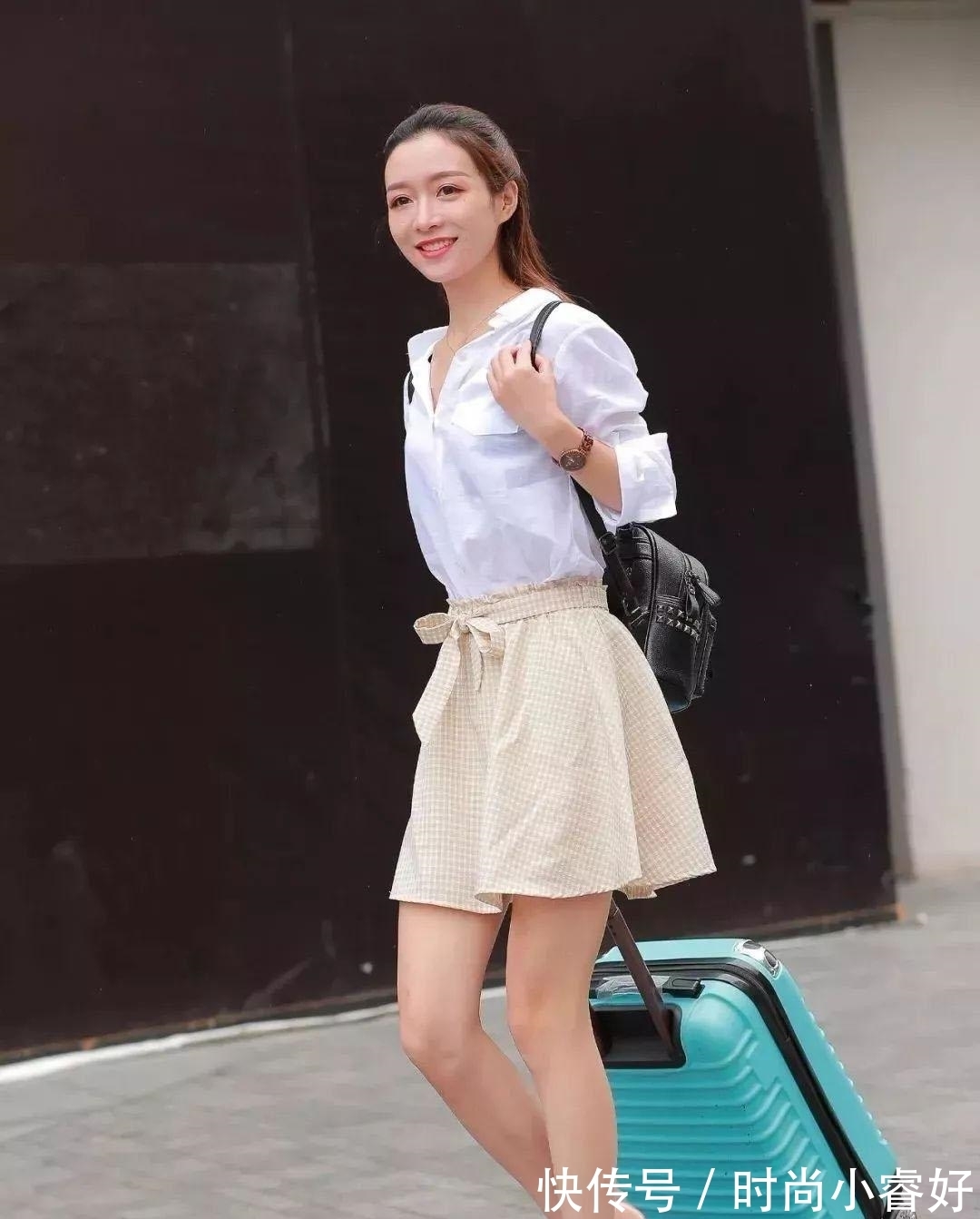 衬衫 开学入校时尚穿搭,宽松衬衫+小格子半身裙,清新减龄更具美感