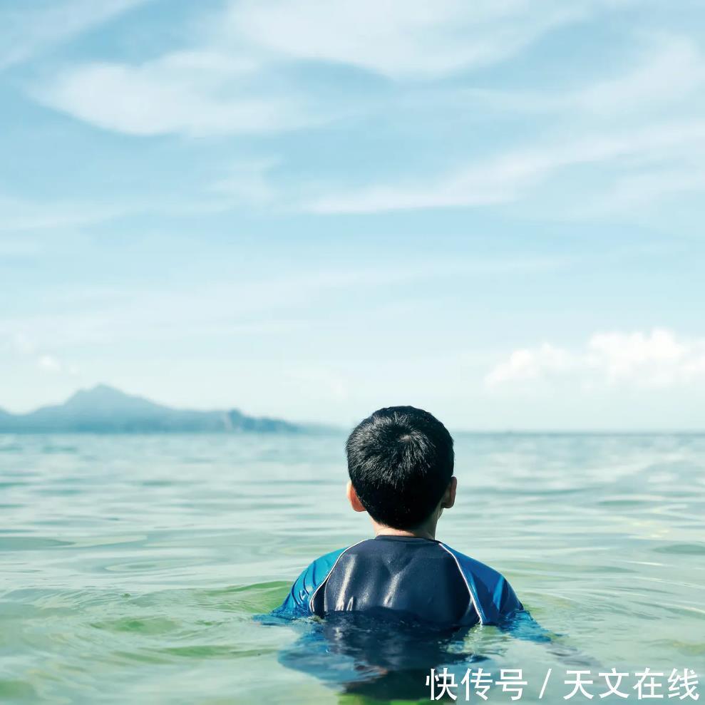 如果地球上所有人都同时坐在海洋里,海平面会上升多少?