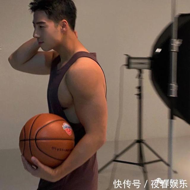 小哥|小伙一周健身4次,戒掉炸鸡甜品,如今身材傲人,肌肉线条硬朗