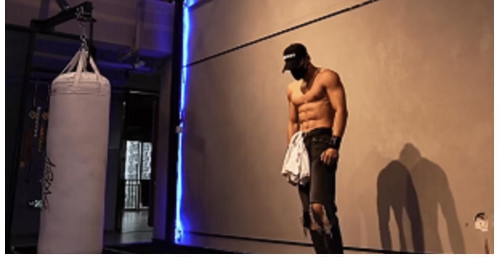 沙包|大师兄：猛男俯卧撑爆火，“踩着空气”横着走，人称达摩大师！