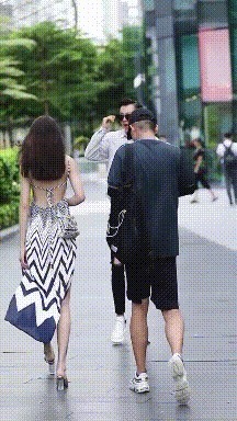 |搞笑GIF：妹子，难道你们这男厕所和女厕所不在一起？