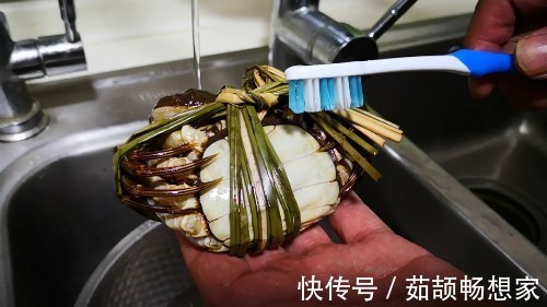 蒸螃蟹,冷水还是热水上锅多数人做错,难怪蟹黄外流,蟹腿一锅