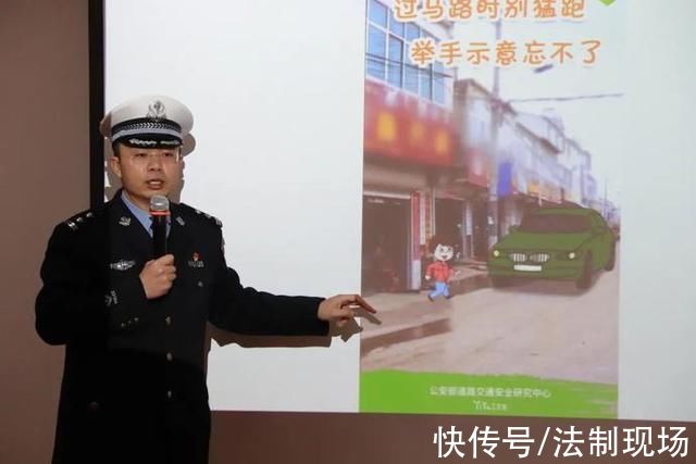 内蒙古交警进校园带着萌娃学安全|致敬·警察节| 交警