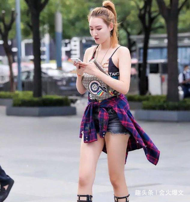 铁环|别总穿小白鞋,尝试一下“铁环鞋”,搭配牛仔裤减龄又好看!