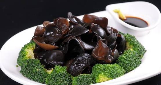 我们山东的婚宴大席,380块钱一桌,包工包料,大家觉得值不值