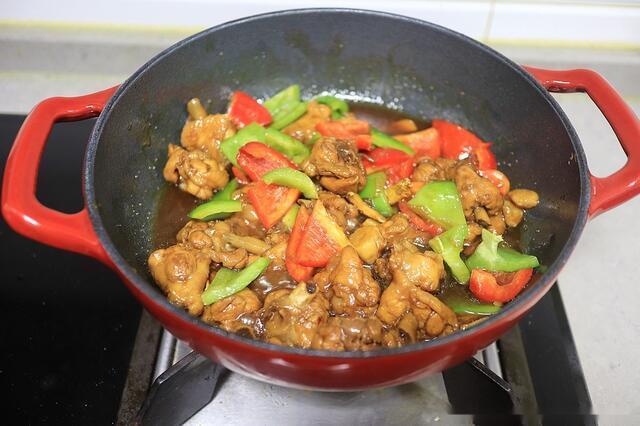 台式三杯鸡的家常做法，后悔没早几年做，1斤多鸡腿一扫而光