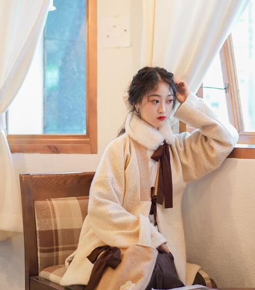 有种汉服叫“冬天第一杯奶茶”，不仅简约大方，还很日常