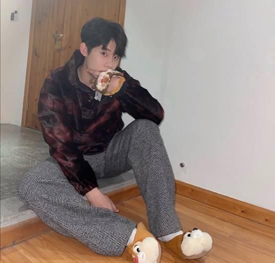 周奇被cue唱歌，连喝水都在手抖，网友：像极了被迫营业