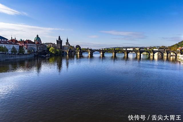 首都@全球首座入选世界遗产的城市，被评为欧洲最美首都，宛如童话世界