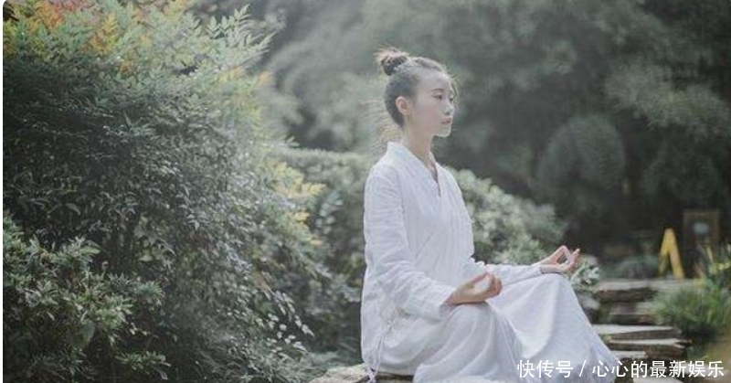 群众|那个自称要“飞升”的23岁女道士,吸引了十万群众围观,后来怎样