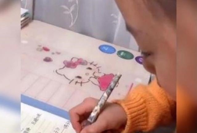互联网时代|8岁女孩作业写成“印刷体”,爆红网络,网友:强迫症都被治好了