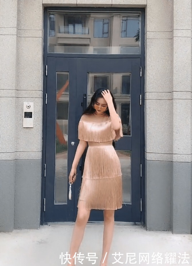 高挑美女,一袭流苏裙,真的很美!