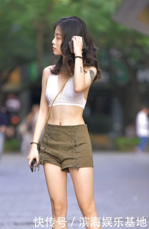 小姐姐真敢穿，挂脖上衣搭配热裤，清凉一夏