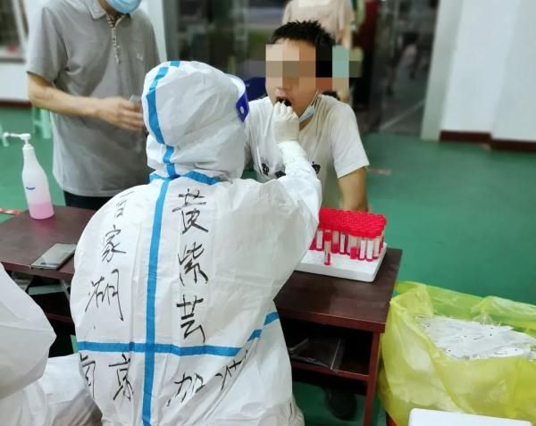 疫情|中国医师节：他们用忙碌的坚守 绘就抗疫最美群像