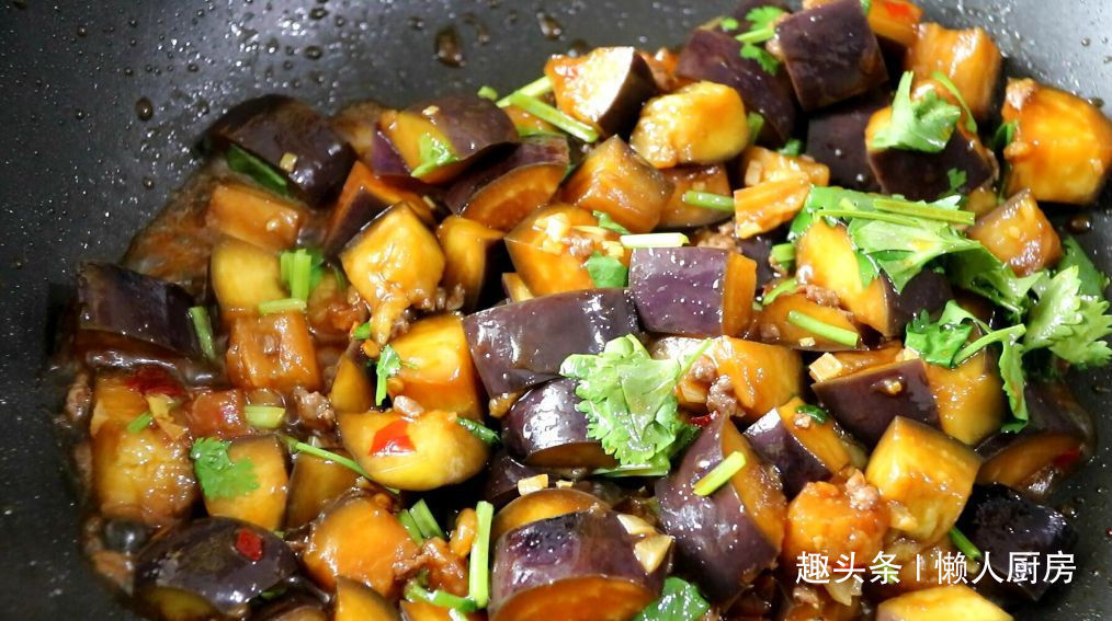 先蒸后炒，做出来的茄子不吸油，配上牛肉末一起炒，下饭好吃