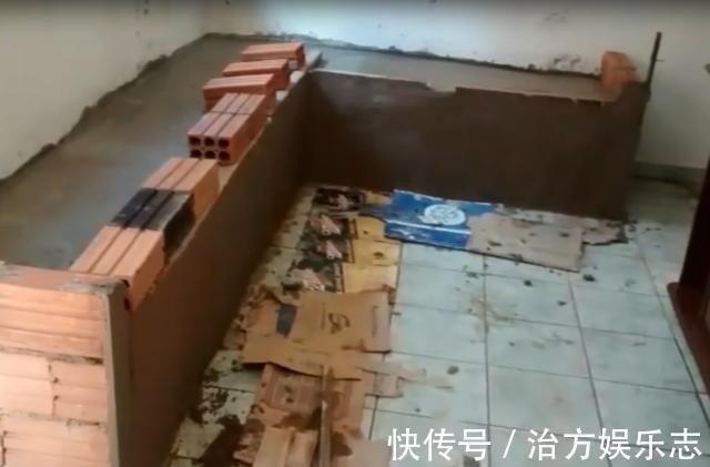 卡座|公公一根筋,客厅不放沙发,坚持红砖砌卡座,用旧床单包着,土!