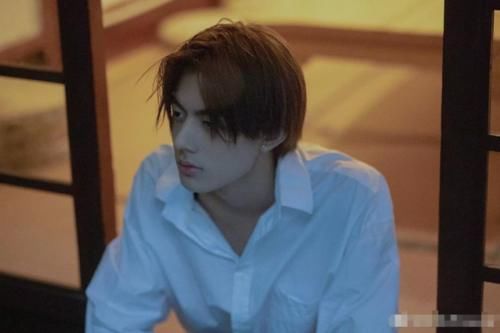 00后鲜肉和黑粉恋爱!放话退圈不想赚钱,私生活被扒还是软饭男