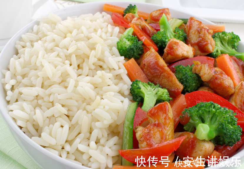 外行|蒸米饭，只加清水是外行，牢记3个窍门，米饭香软好吃，粒粒分明
